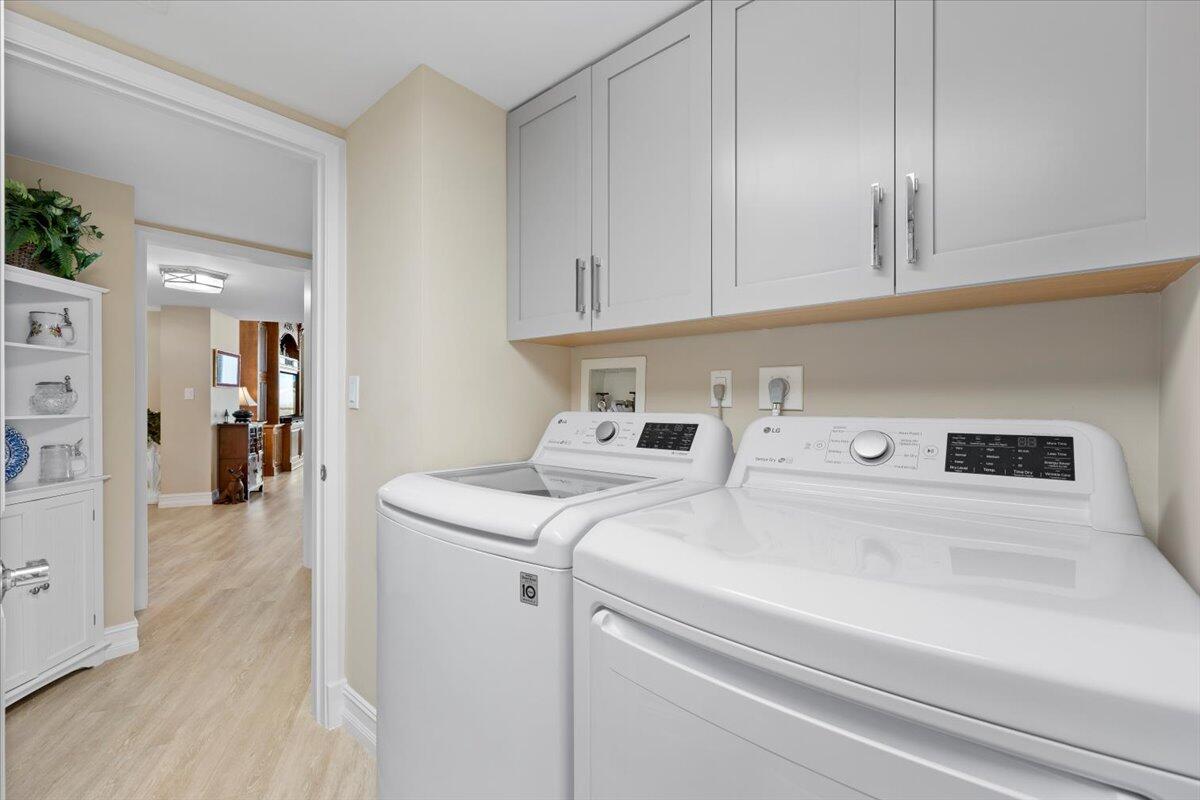 OLD PORT COVE LAKE POINT - Residential