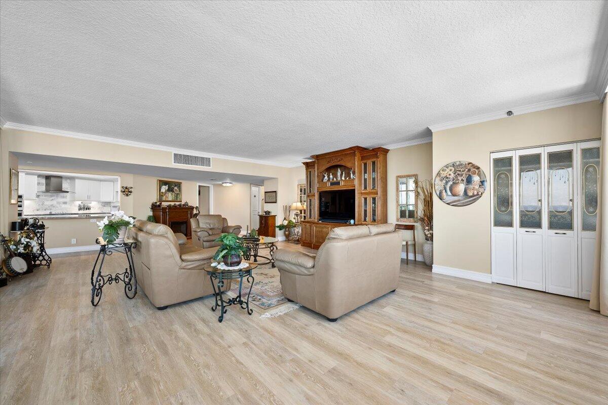 OLD PORT COVE LAKE POINT - Residential