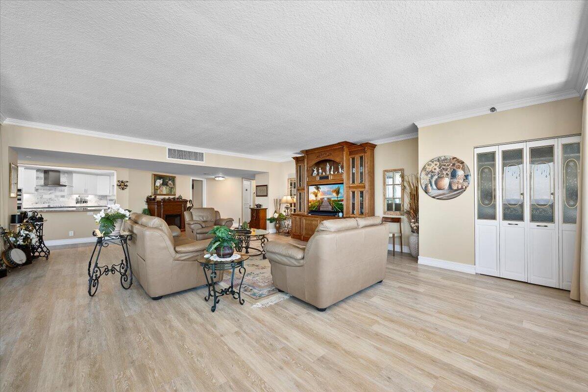 OLD PORT COVE LAKE POINT - Residential