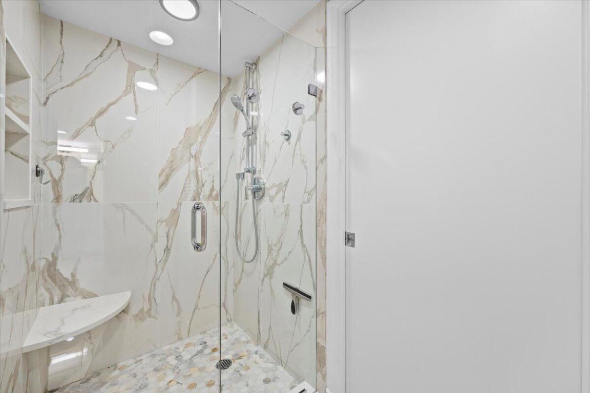 OLD PORT COVE LAKE POINT TOWER CONDO - Residential