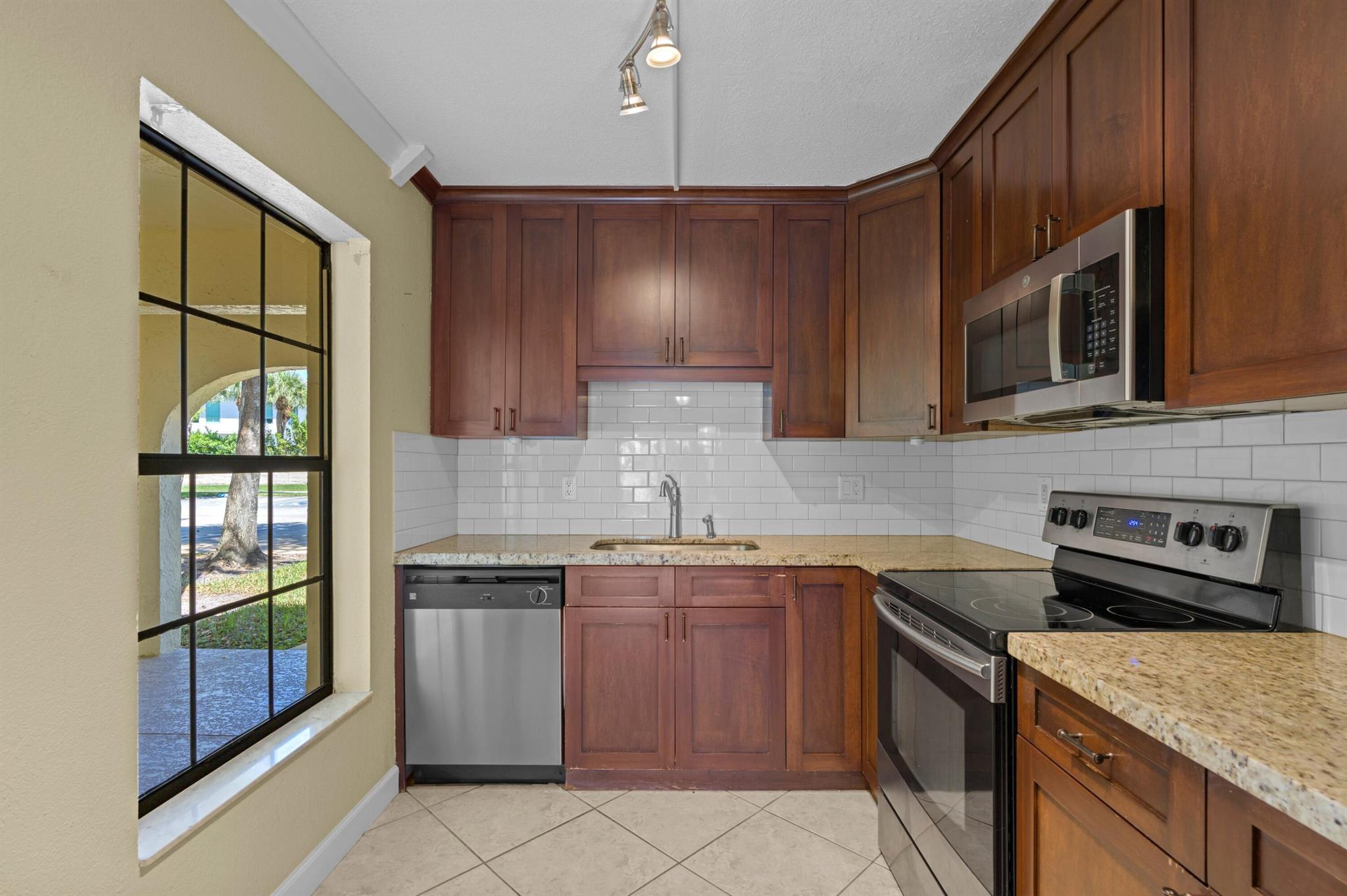 LAKE WINDWOOD CONDO - Residential