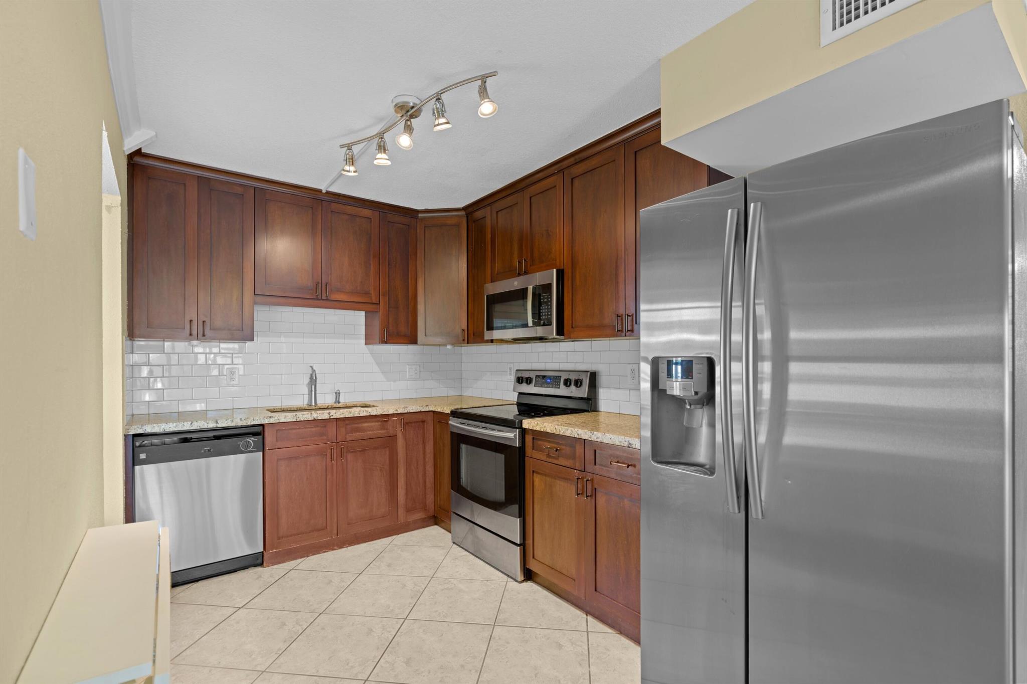 LAKE WINDWOOD CONDO - Residential