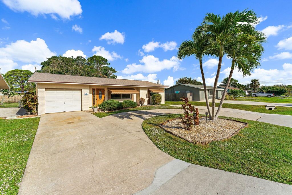 Photo of 2371 SE Jackson Street, Stuart, FL 34997 (MLS # R11039971)