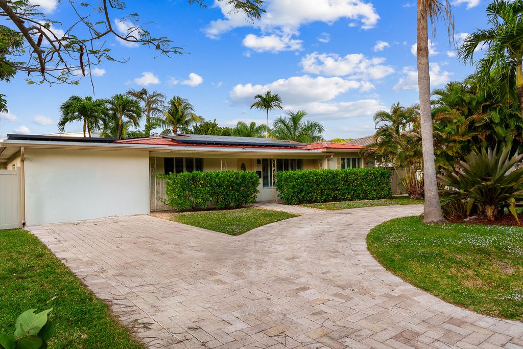 Photo of 2757 NE 14th Avenue, Wilton Manors, FL 33334 (MLS # B26015887)
