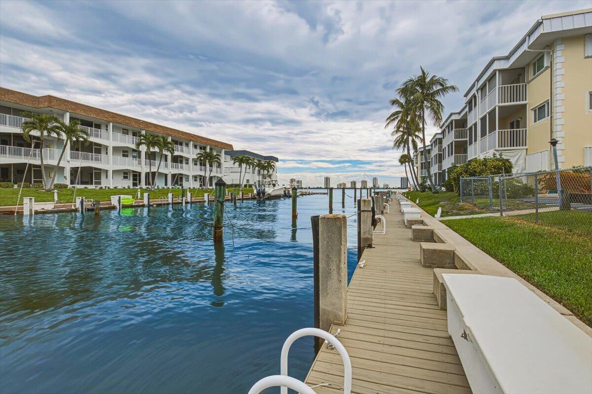 101 Doolen Court 205, North Palm Beach, FL, 33408/$199,000 4 101 Doolen Court 205