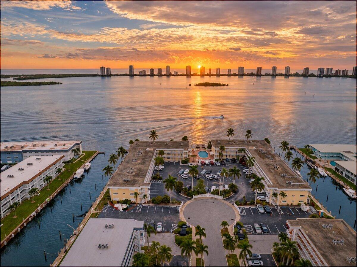 101 Doolen Court 205, North Palm Beach, FL, 33408/$199,000 3 101 Doolen Court 205