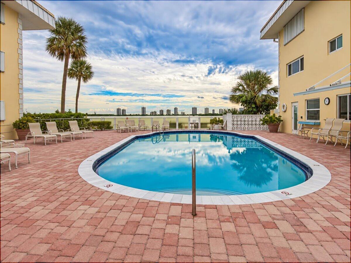 101 Doolen Court 205, North Palm Beach, FL, 33408/$199,000 2 101 Doolen Court 205