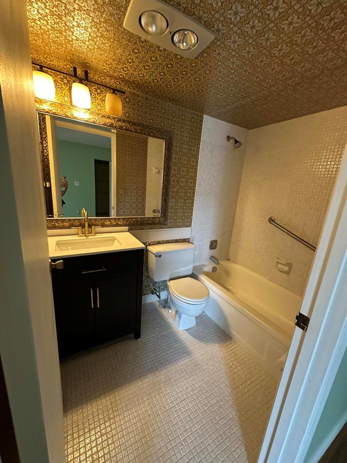 VILLAGE GREEN HAMPTON CON - Residential