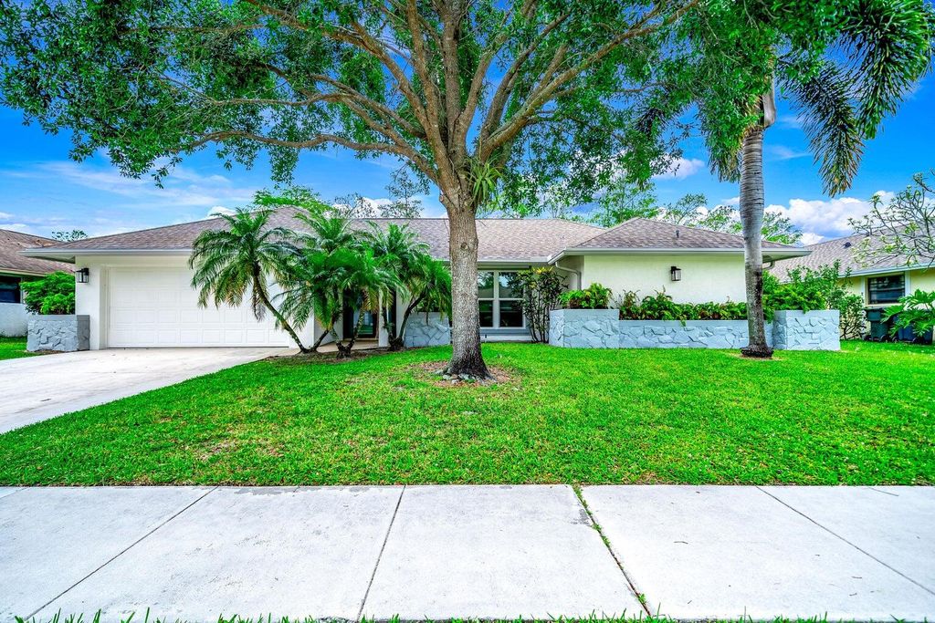 Photo of 1724 Primrose Lane, Wellington, FL 33414 (MLS # R10974652)