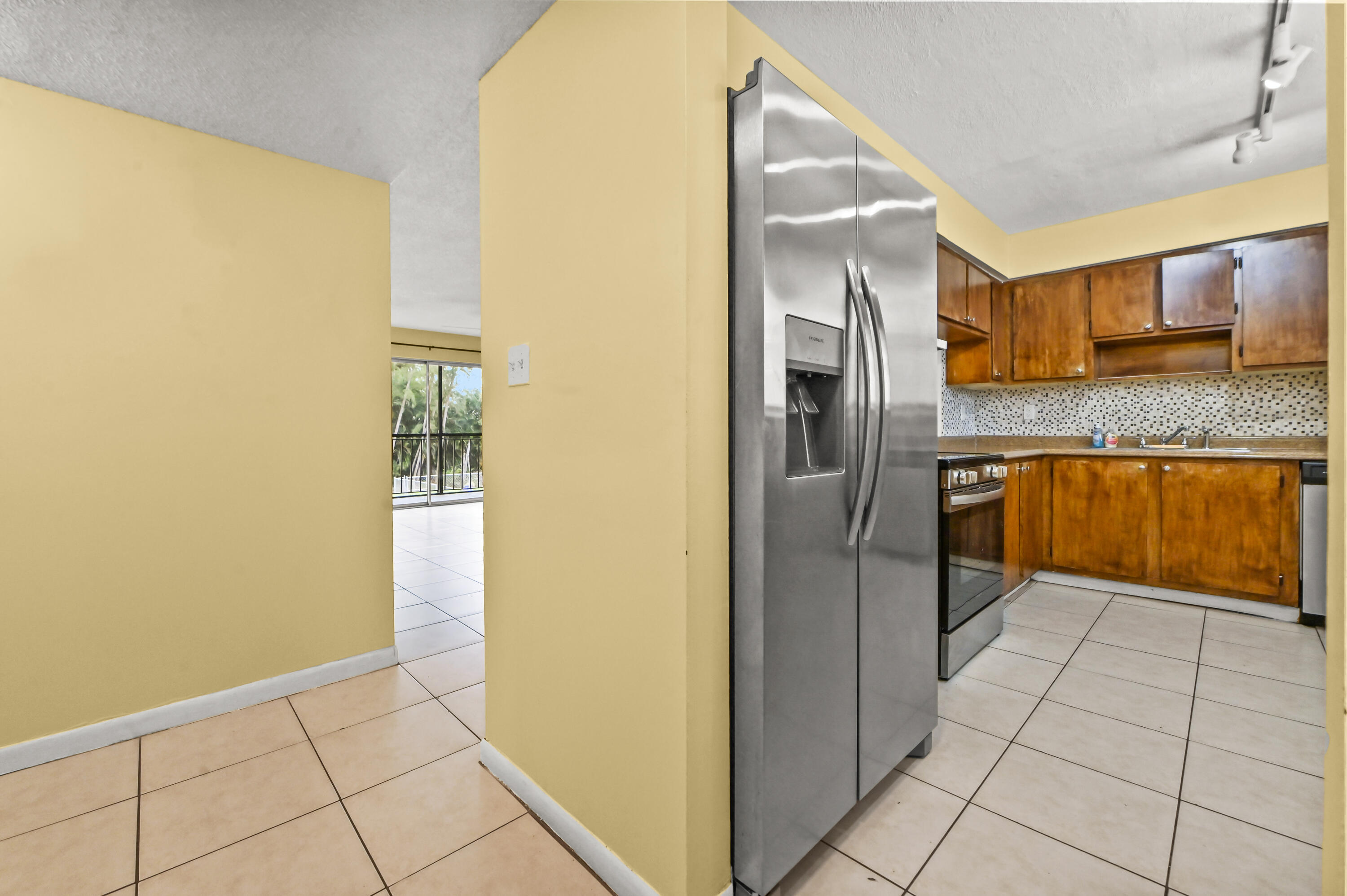 7020 Nova 207d, Davie, FL, 33317/$289,900 2 7020 Nova 207d