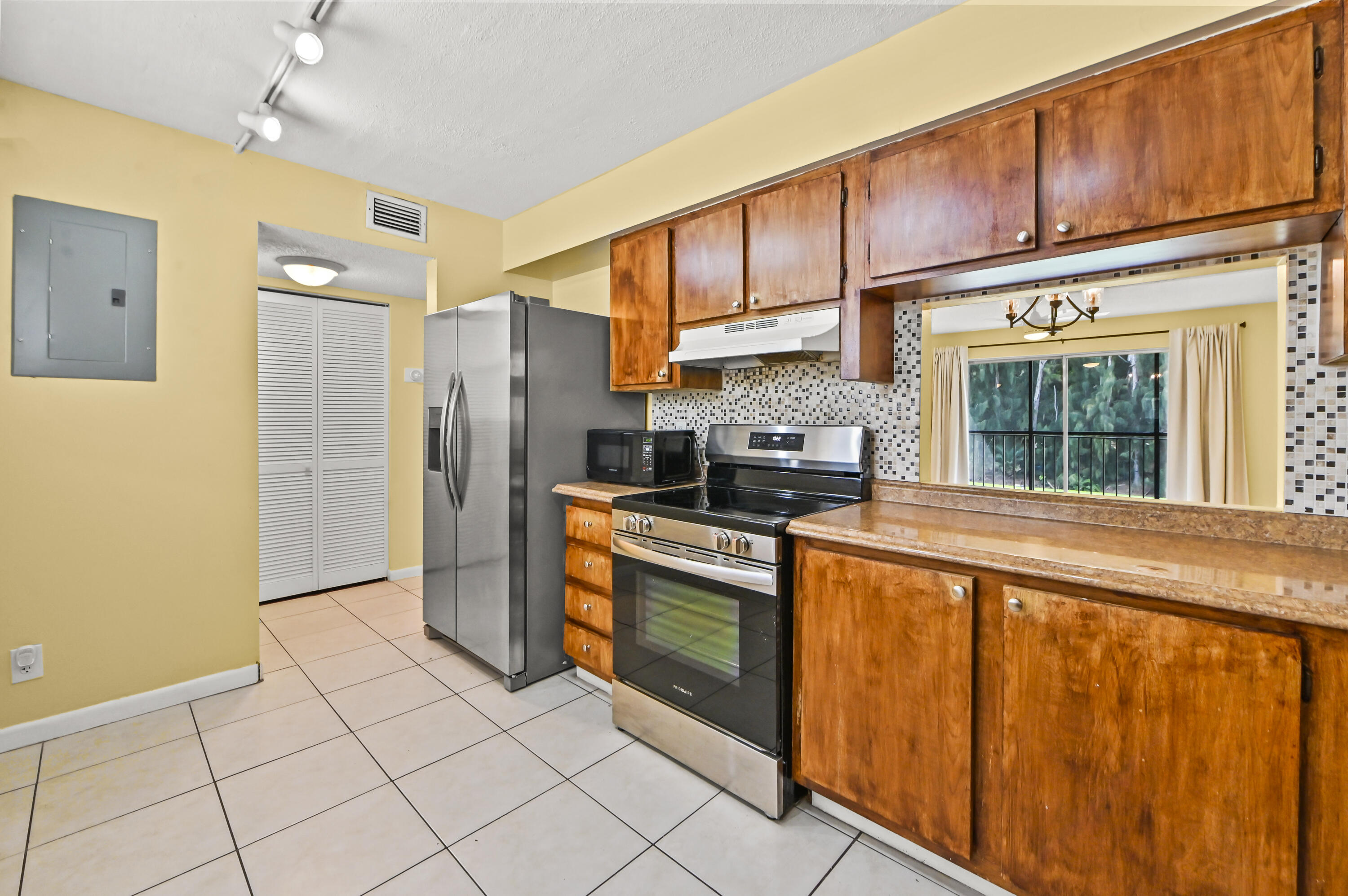 7020 Nova 207d, Davie, FL, 33317/$289,900 4 7020 Nova 207d