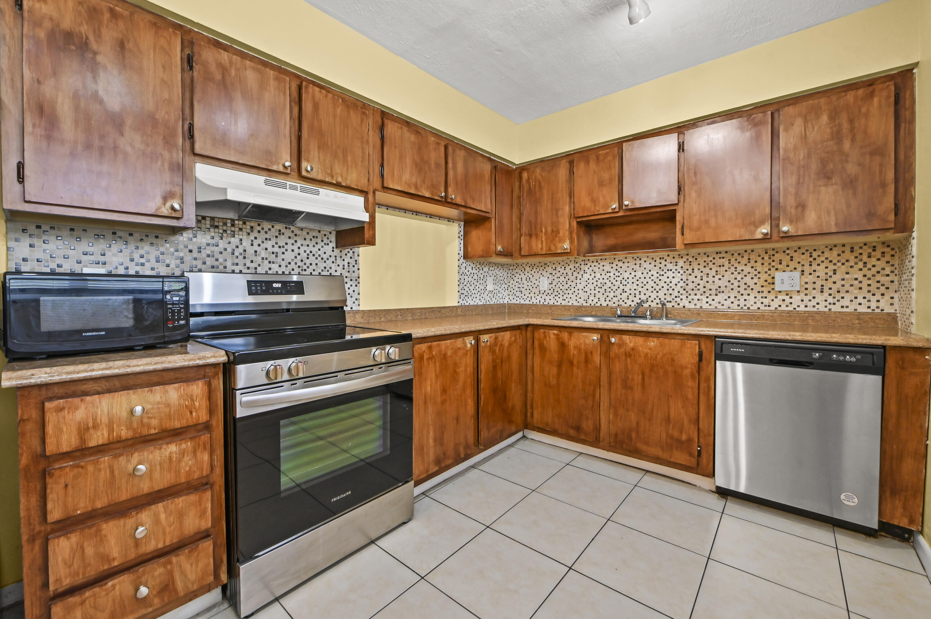 7020 Nova 207d, Davie, FL, 33317/$289,900 3 7020 Nova 207d