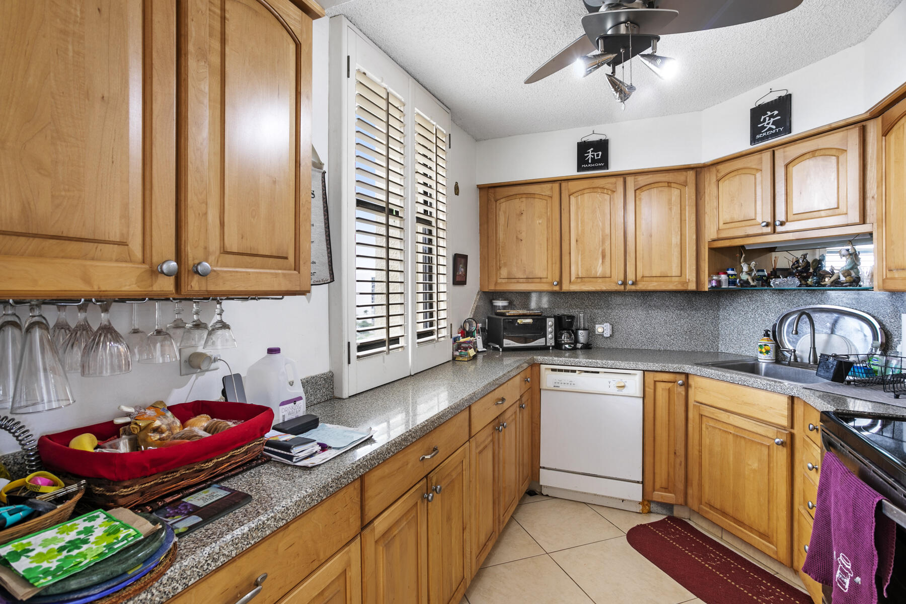 136 Lakeshore Drive 1010