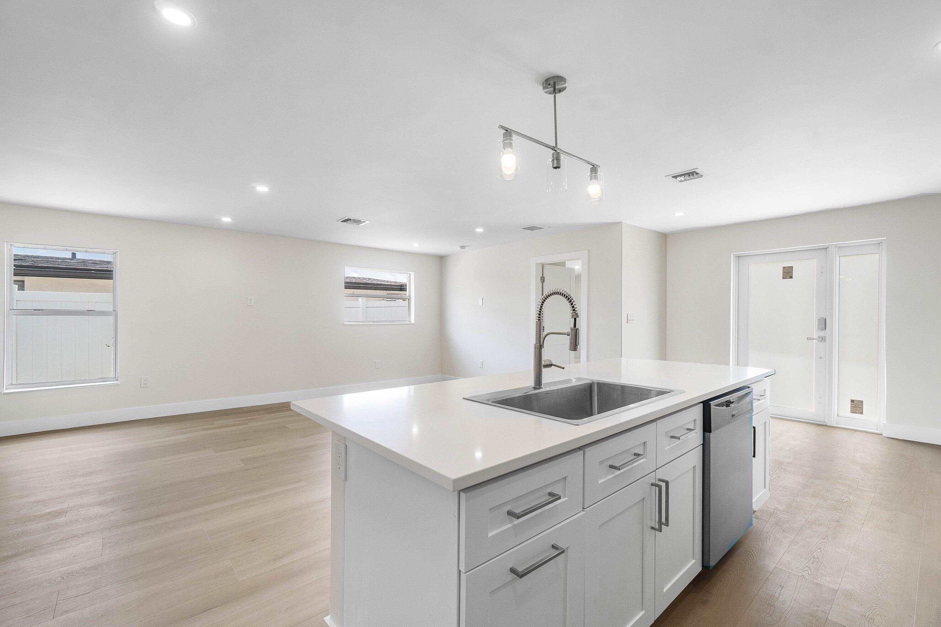 325 SW 8TH Avenue