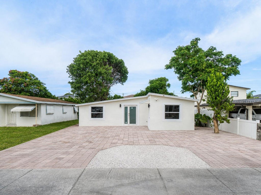 Photo of 325 SW 8TH Avenue, Delray Beach, FL 33444 (MLS # B26065468)