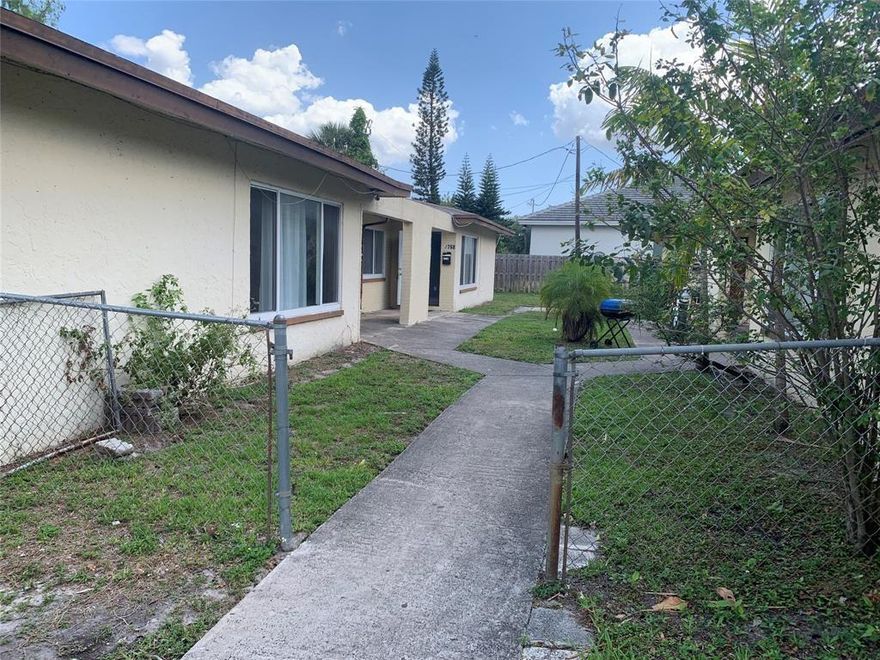 ***Great value for this 3/2 bedrooms located in a corner triplex.*** Very spacious rooms with plenty of closets space. Big kitchen and living room, freshly painted and clean ready for IMMEDIATE move in. NO HOA approval.
Laundry room with full size washer & dryer inside apartment. Little yard in the back where kids can play. Very nice neighbors. Landlord accepting different programmed.