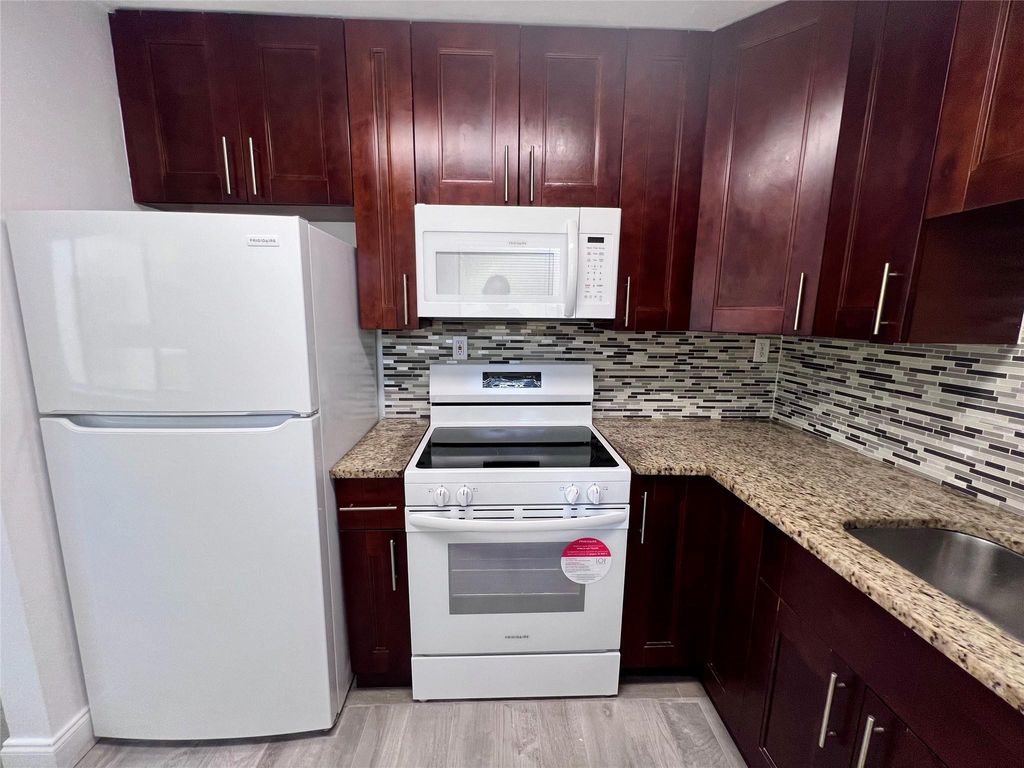 Photo of 320 Meadows Circle #320, Boynton Beach, FL 33436 (MLS # F10444071)