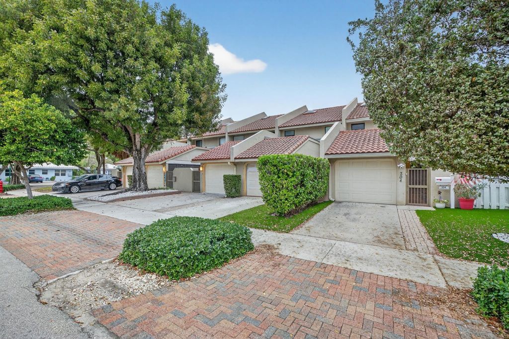 Photo of 210 Washingtonia Avenue, Fort Lauderdale, FL 33308 (MLS # F10555396)