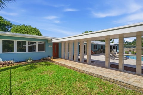 Tiny photo for 4501 E COUNTRY CLUB Circle, Plantation, FL 33317 (MLS # B26085881)