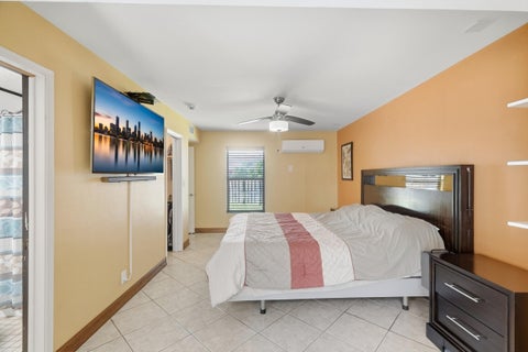 Tiny photo for 4501 E COUNTRY CLUB Circle, Plantation, FL 33317 (MLS # B26085881)