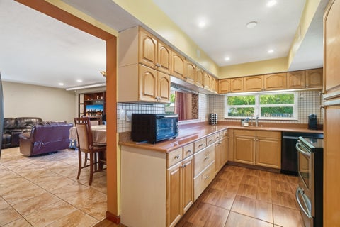 Tiny photo for 4501 E COUNTRY CLUB Circle, Plantation, FL 33317 (MLS # B26085881)