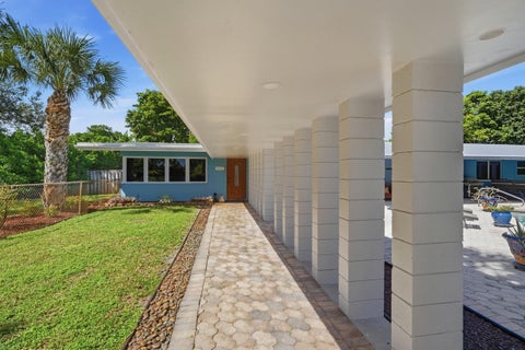 Tiny photo for 4501 E COUNTRY CLUB Circle, Plantation, FL 33317 (MLS # B26085881)