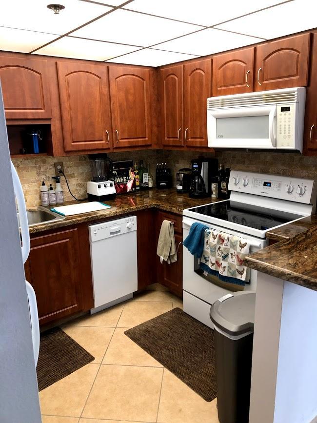 ROLLING HILLS GOLF AND - Residential Lease