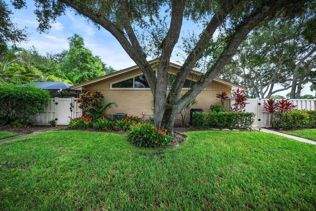 Photo of 5261 Eagle Lake Drive, Palm Beach Gardens, FL 33418 (MLS # R11129020)