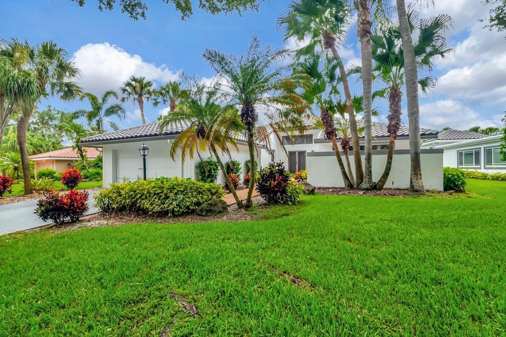 Photo of 5 Oaks Lane, Boynton Beach, FL 33436 (MLS # R10997533)