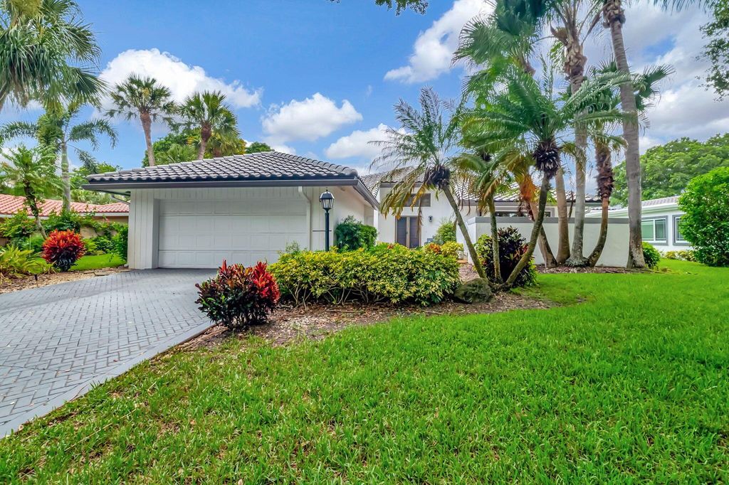 Photo of 5 Oaks Lane, Boynton Beach, FL 33436 (MLS # R10997533)