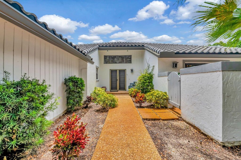Photo of 5 Oaks Lane, Boynton Beach, FL 33436 (MLS # R10997533)