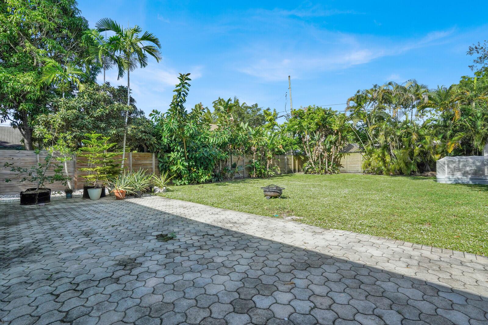 PINEWOOD PLACE / Tarpon R - Residential Lease