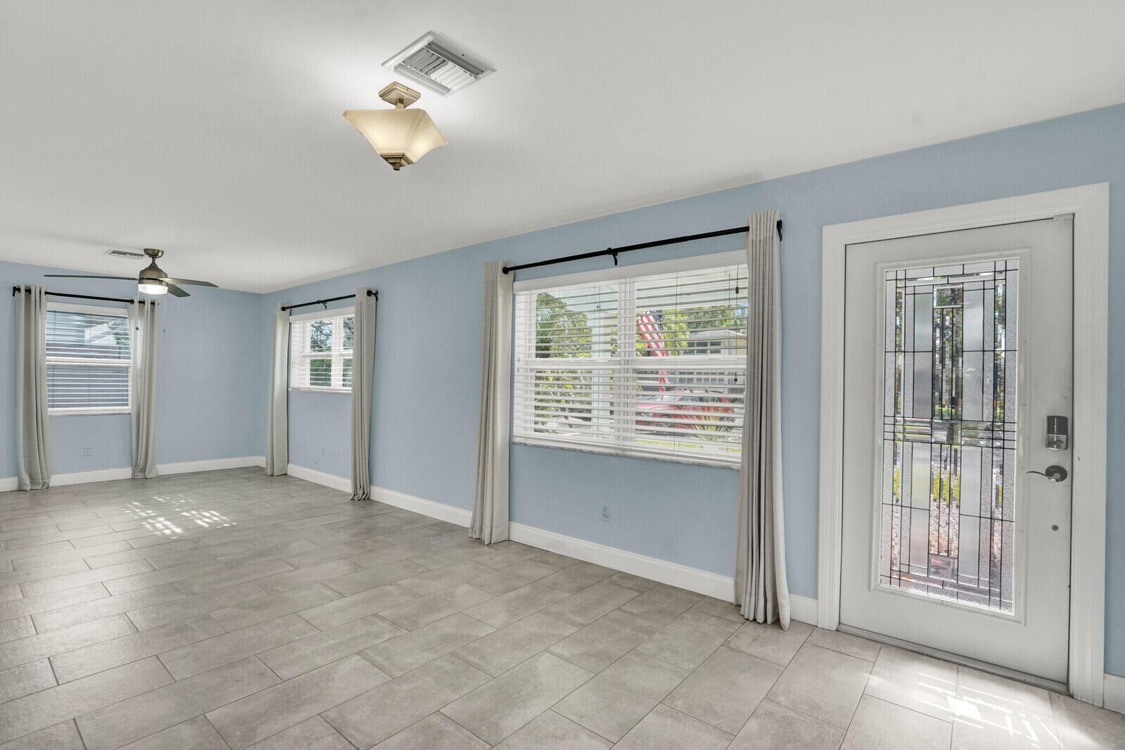 PINEWOOD PLACE / Tarpon R - Residential Lease