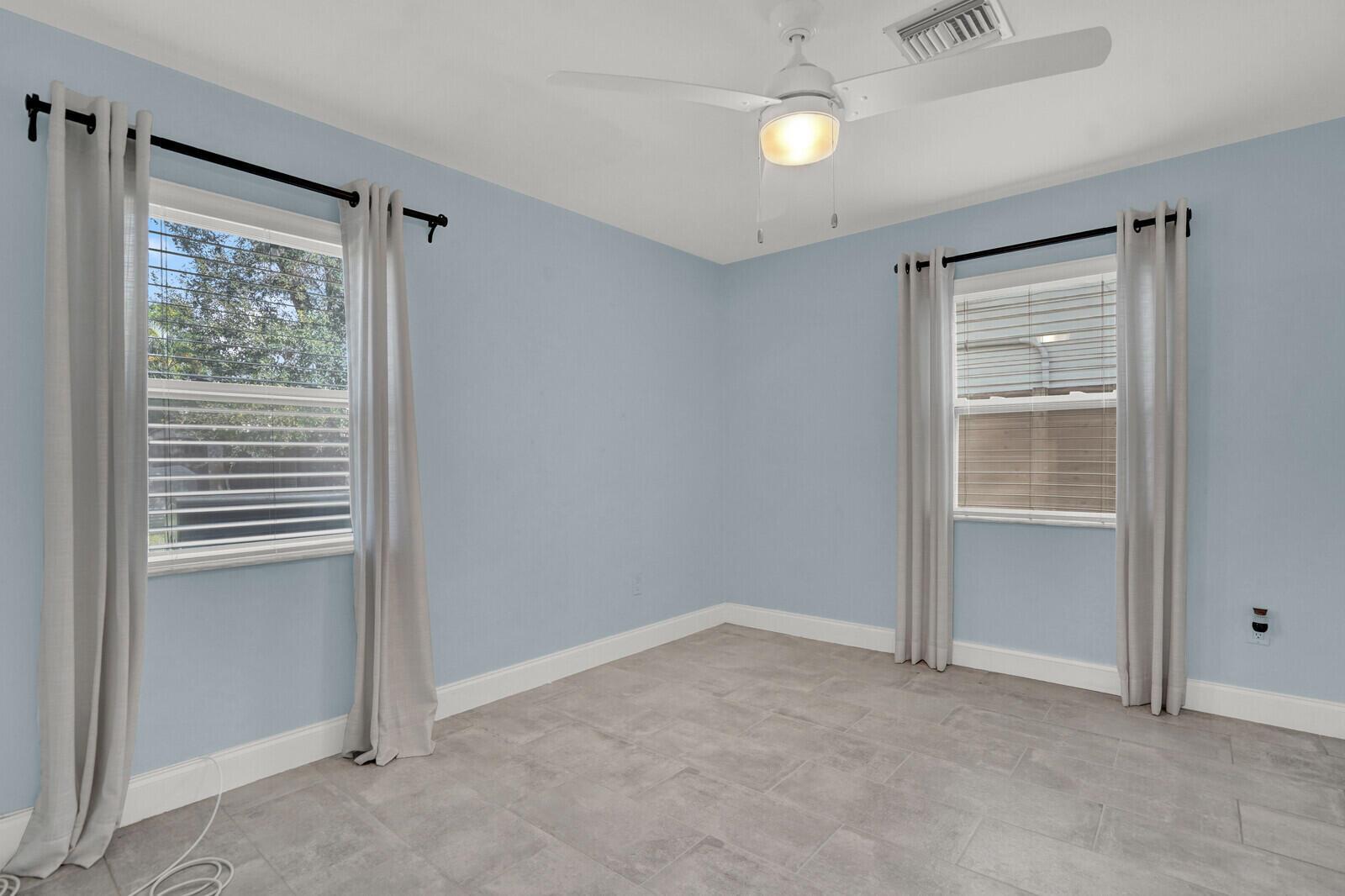 PINEWOOD PLACE / Tarpon R - Residential Lease