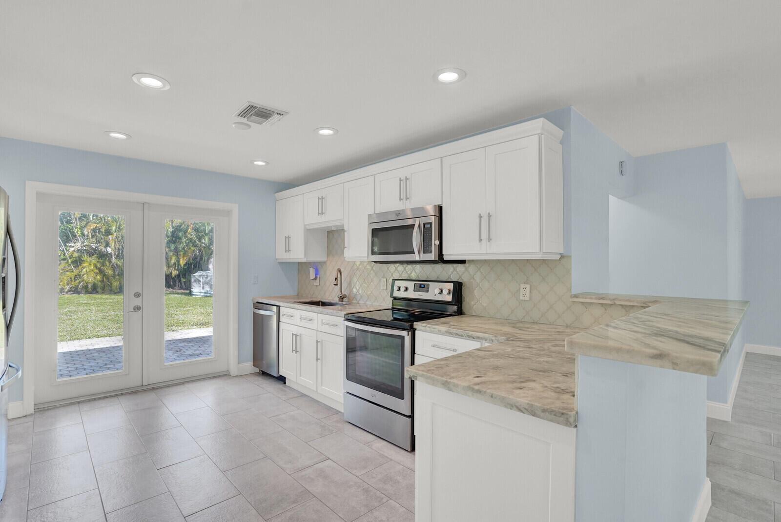 PINEWOOD PLACE / Tarpon R - Residential Lease