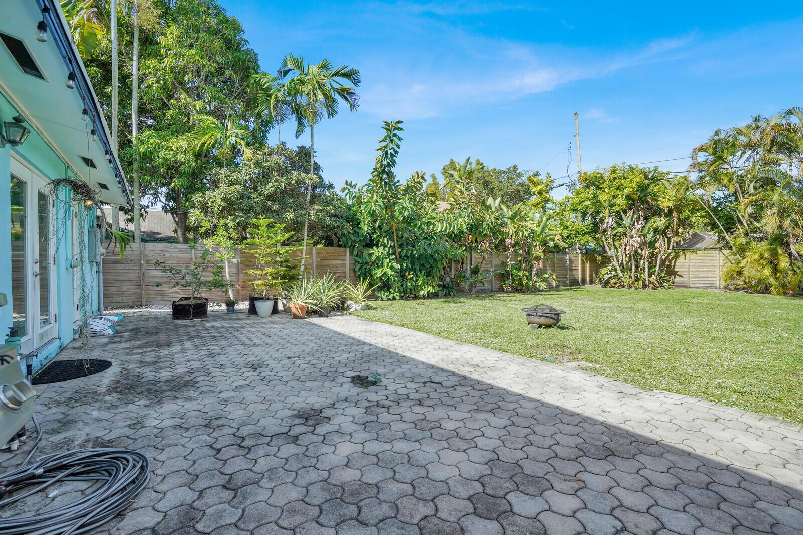 PINEWOOD PLACE / Tarpon R - Residential Lease