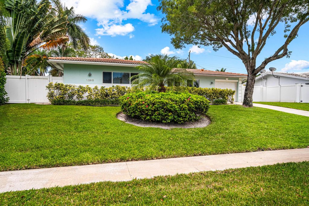 Photo of 1260 SW 9th Street, Boca Raton, FL 33486 (MLS # R11065652)