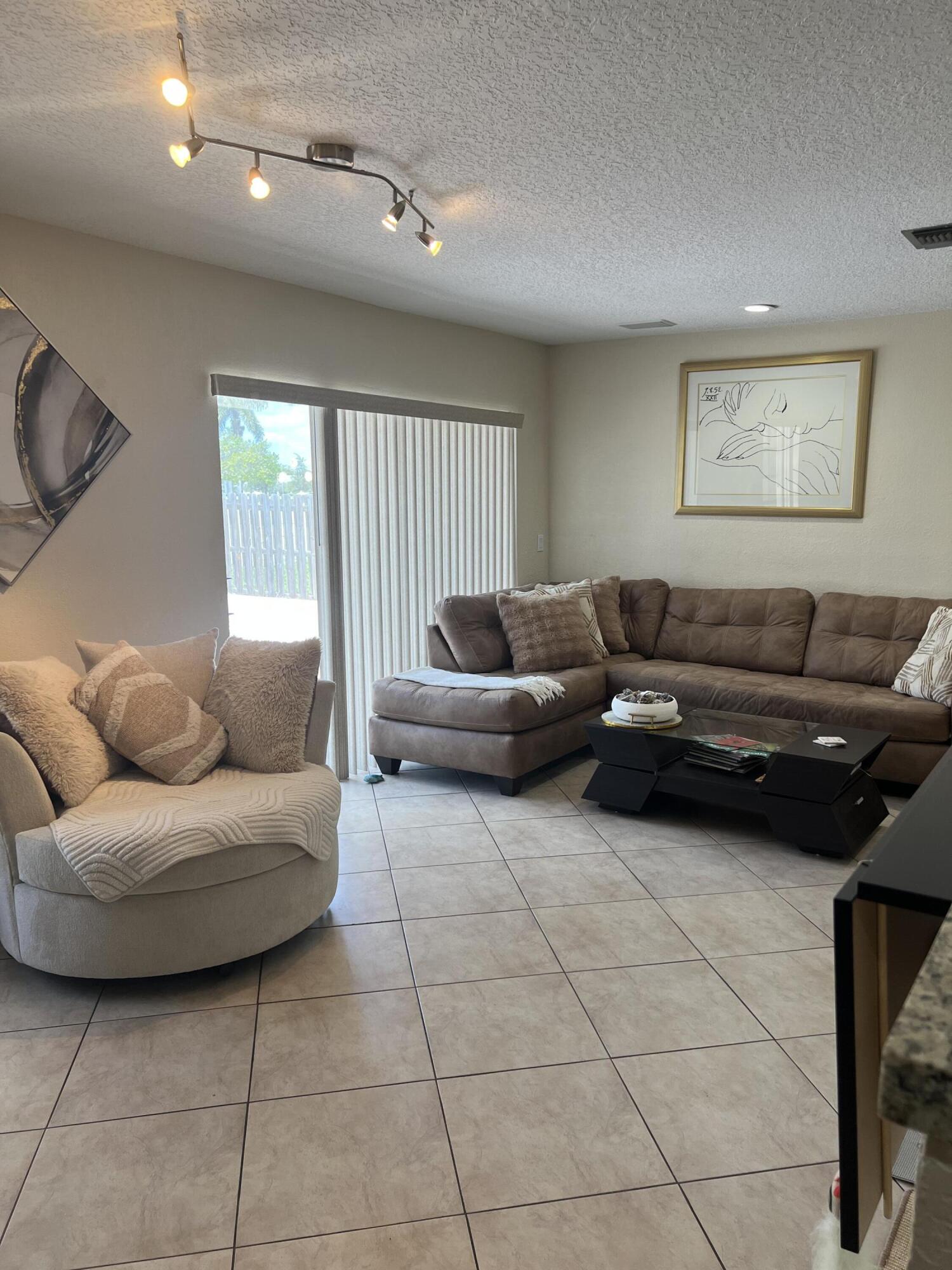CORAL SPRINGS VILLAGE GREEN - Residential
