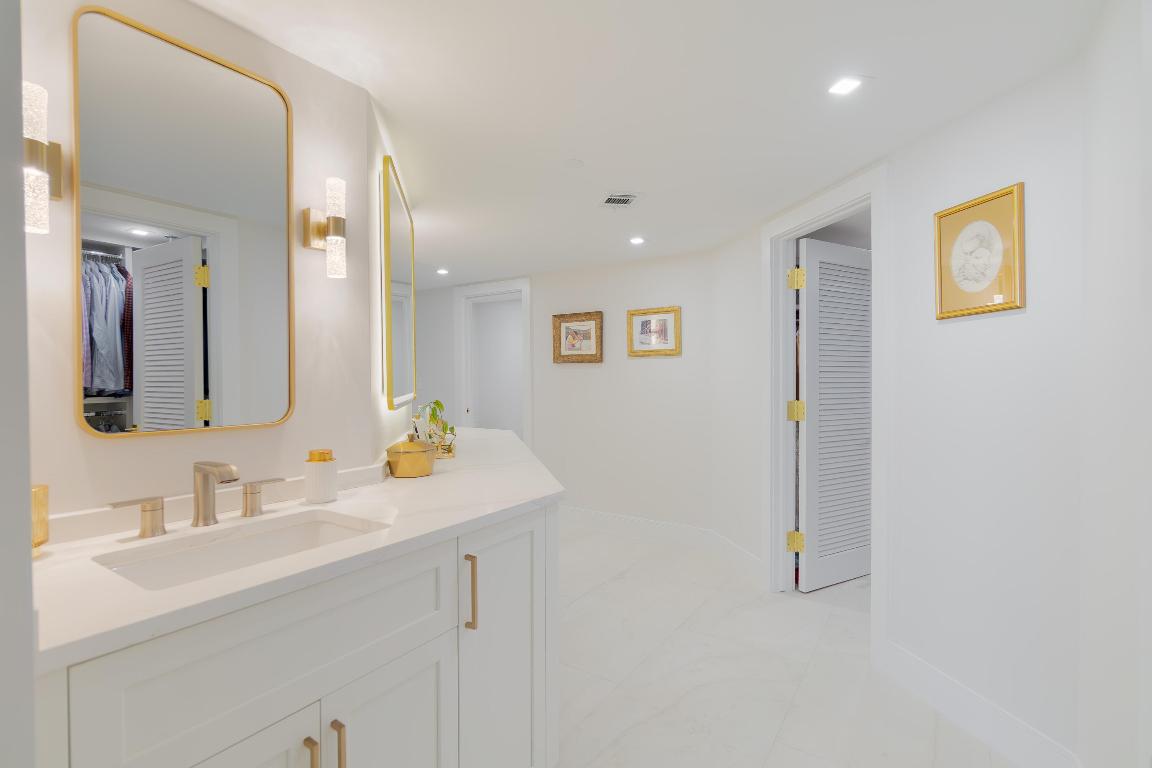 OLD PORT COVE LAKE POINT TOWER CONDO - Residential