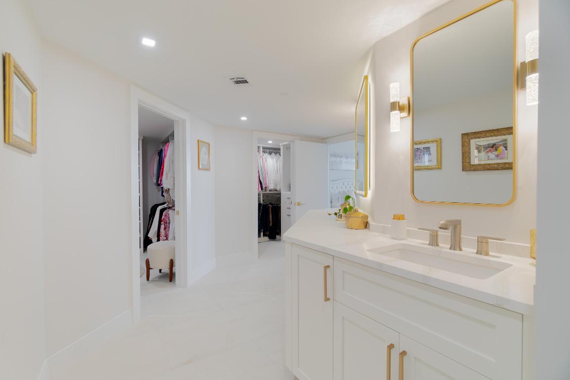 OLD PORT COVE LAKE POINT TOWER CONDO - Residential