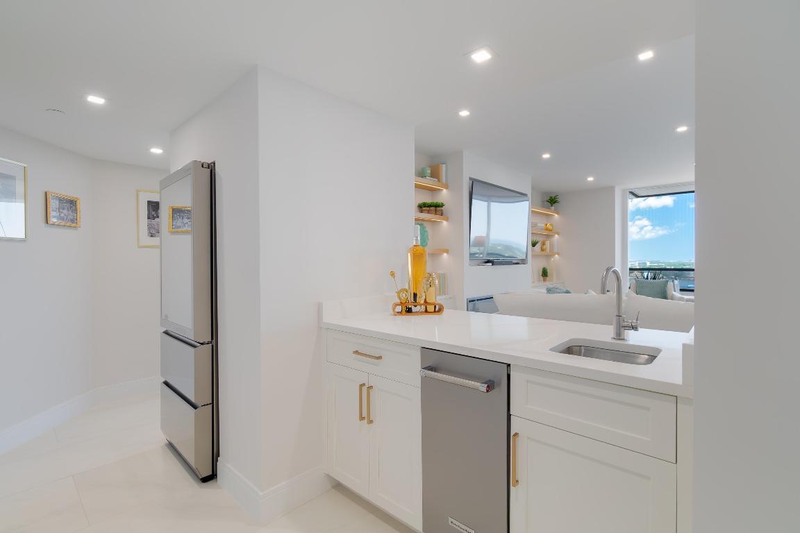 OLD PORT COVE LAKE POINT TOWER CONDO - Residential