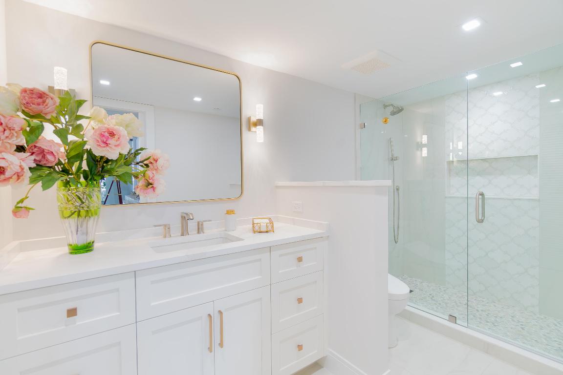 OLD PORT COVE LAKE POINT TOWER CONDO - Residential