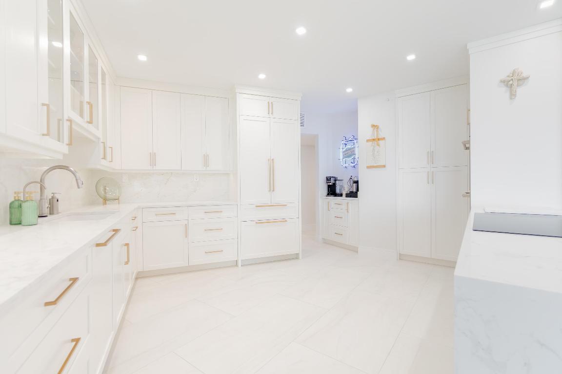 OLD PORT COVE LAKE POINT TOWER CONDO - Residential