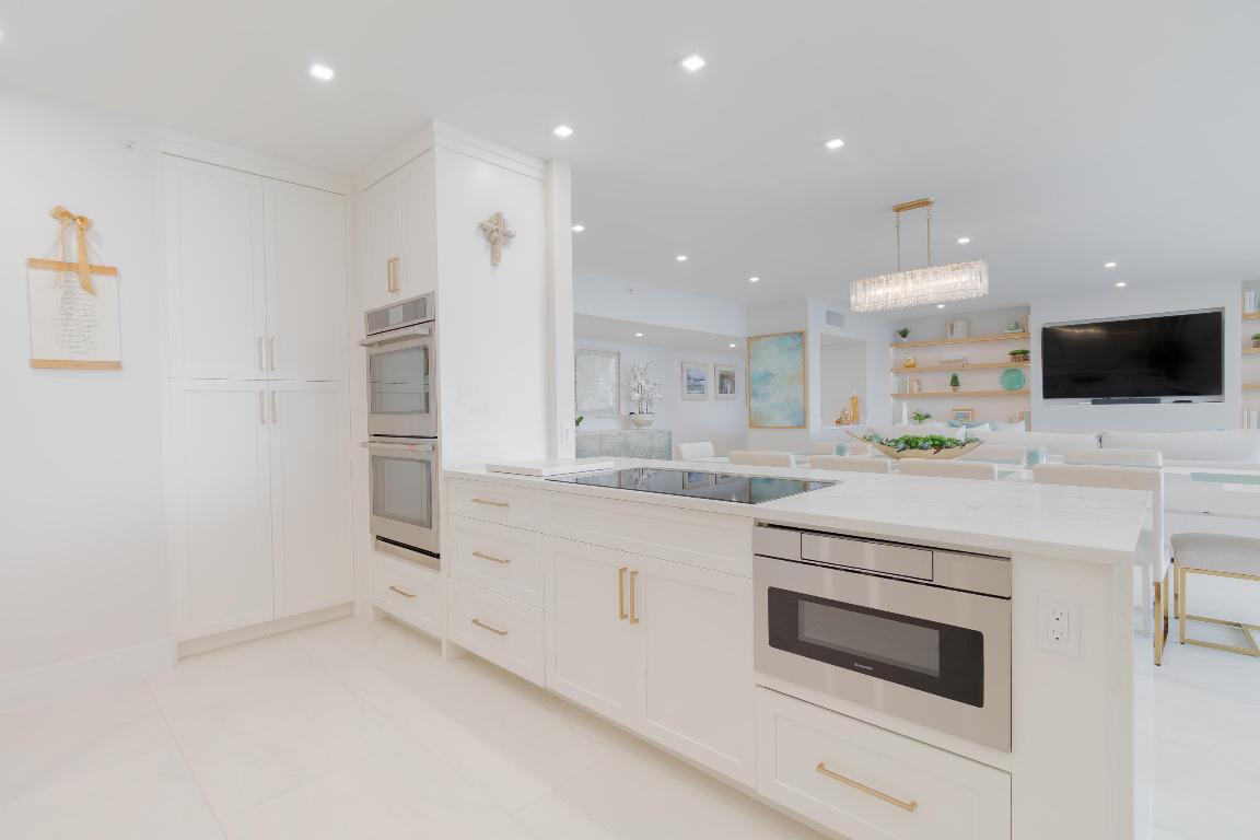 OLD PORT COVE LAKE POINT TOWER CONDO - Residential