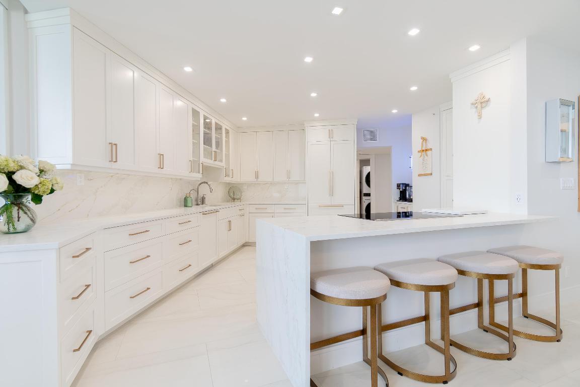 OLD PORT COVE LAKE POINT TOWER CONDO - Residential