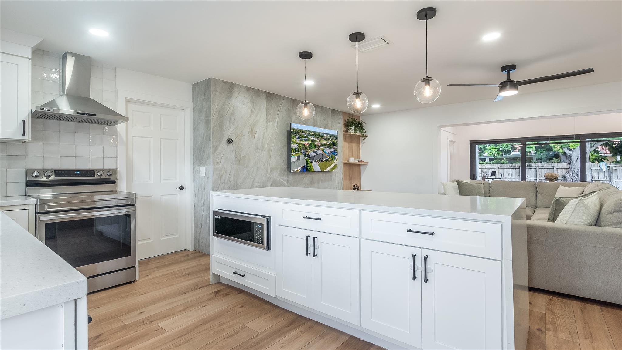 1399 W Camino Real