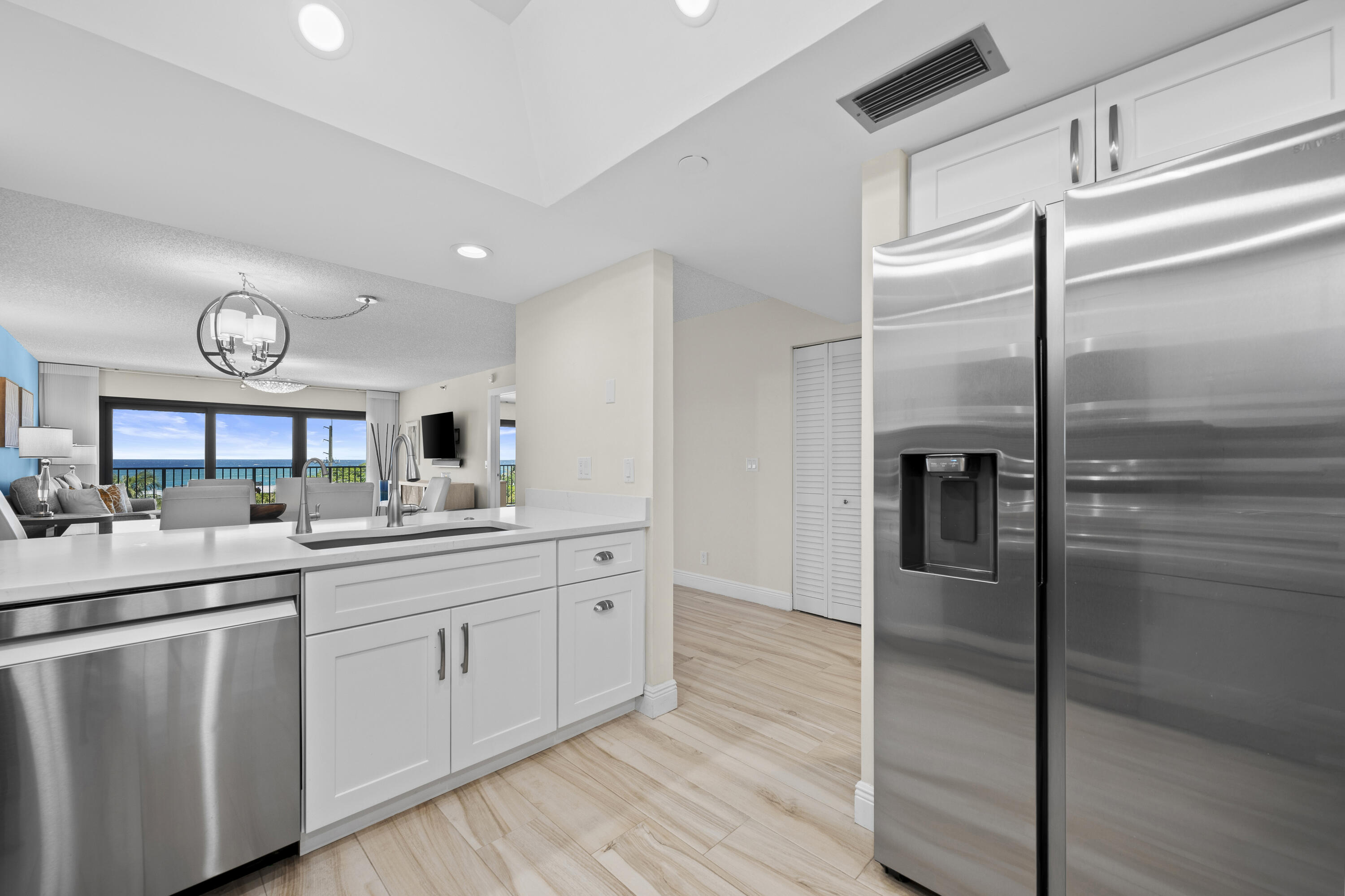 1045 Ocean Drive 503, Juno Beach, FL, 33408/$875,000 4 1045 Ocean Drive 503