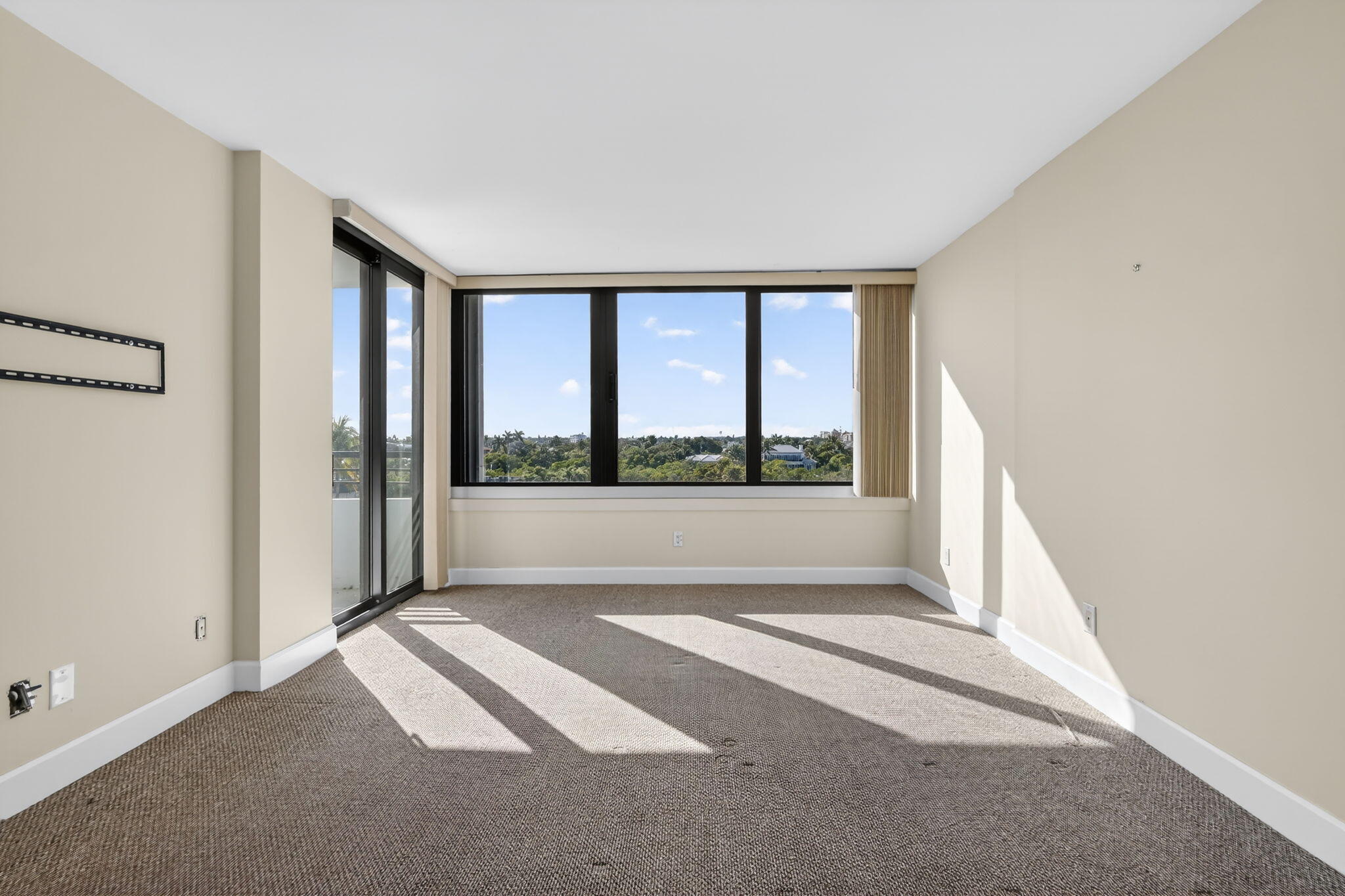 MAYFAIR HOUSE CONDO - Residential