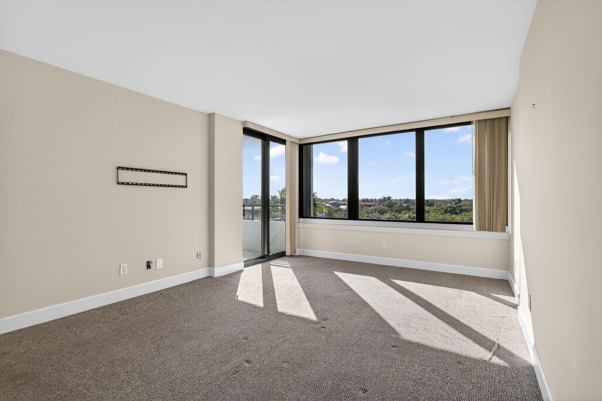 MAYFAIR HOUSE CONDO - Residential