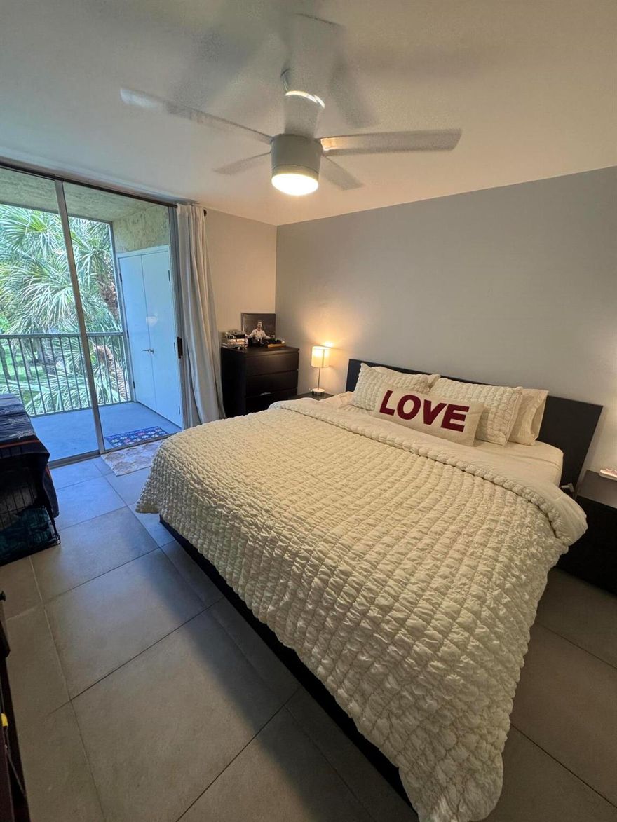 BEAUTIFUL REMODELED CONDO. BOASTING 1 BEDROOM WITH OPEN FLOOR PLAN. SPACIOUS YET COZY. LOCATION IS PRIME. CLOSE TO ALL YOUR SHOPPING & DINING NEEDS. HOA INCLUDES. WIFI, CABLE, WATER, SEWER & TRASH. NEW AC 2023. A MUST SEE TO APPRECIATE.